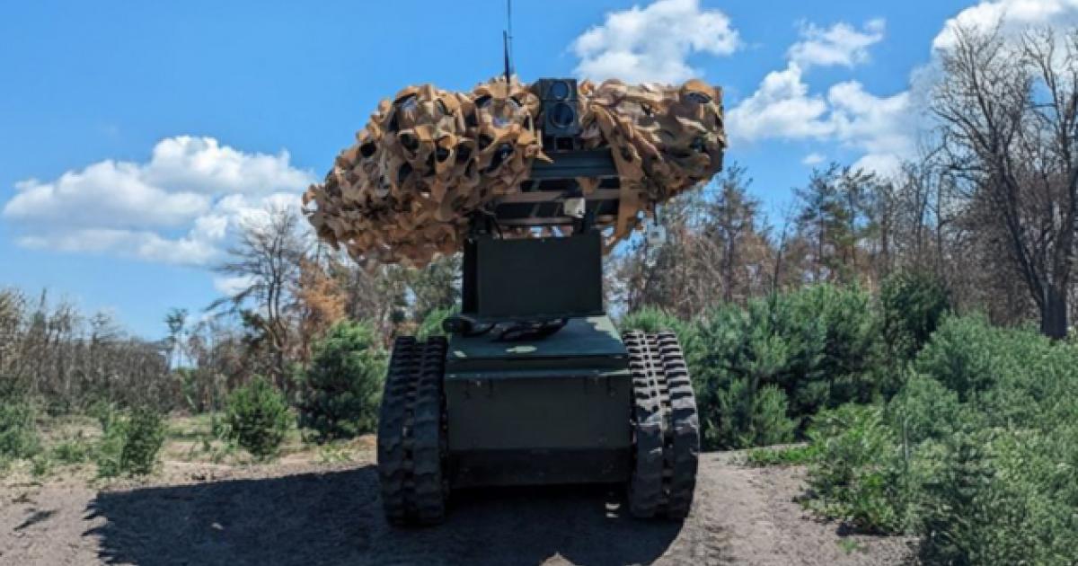 Panzerroboter-Krampus-erzeugt-2-500-Grad-hei-en-Feuerball