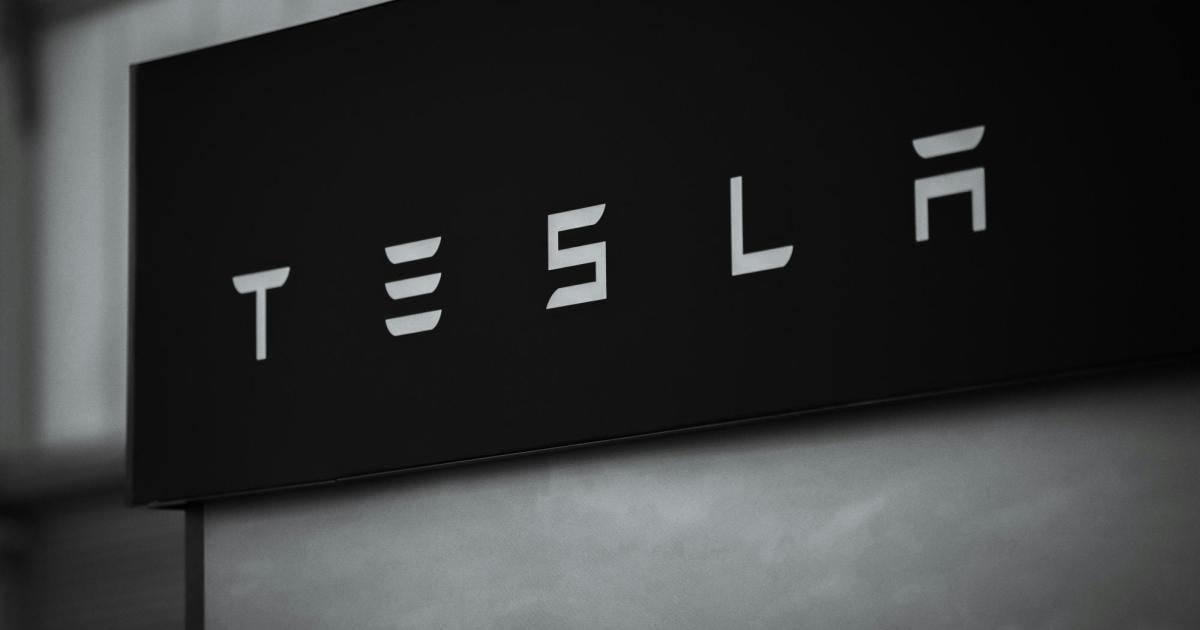 Tesla-berf-hrt-Kinder-Dummy-bei-Sicherheitstest