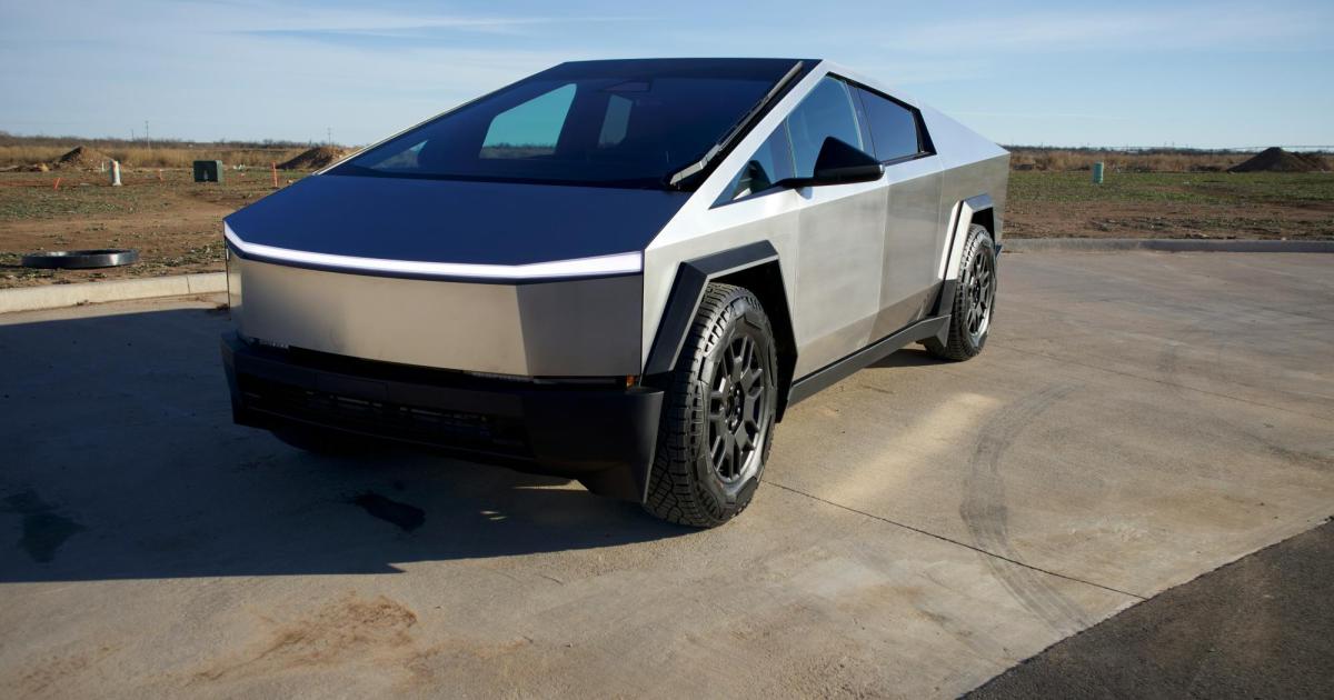Tesla-parkt-Cybertrucks-bei-altem-Einkaufszentrum