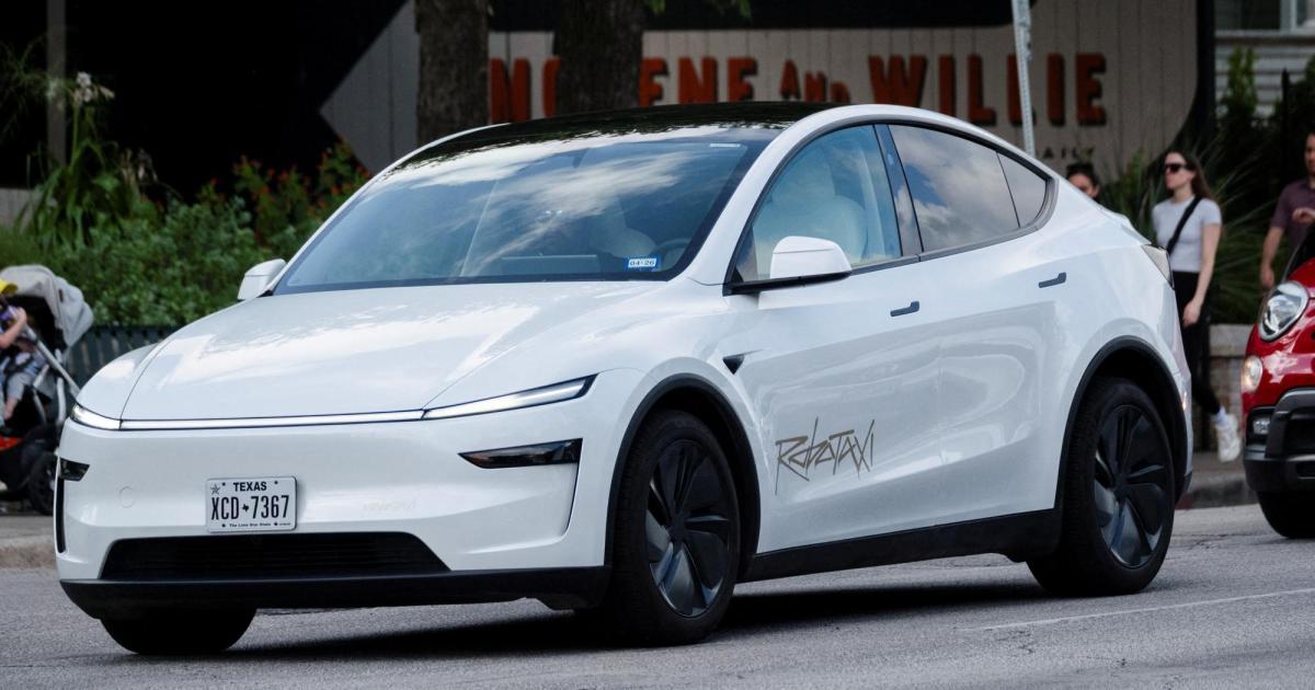 Tesla-Robotaxi-f-hrt-in-geparktes-Auto