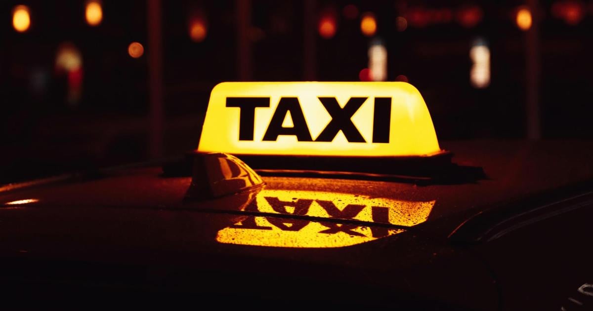Chinesisches-Robotaxi-st-rzt-in-Baugrube