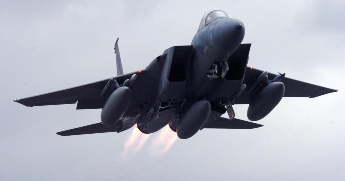 F-15-Passagier-l-st-versehentlich-Schleudersitz-am-Boden-aus