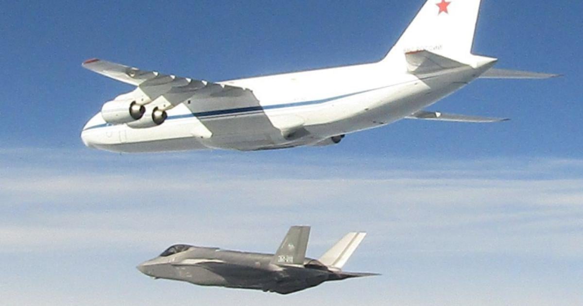 Italienische-F-35-fangen-riesige-russische-Antonow-ab