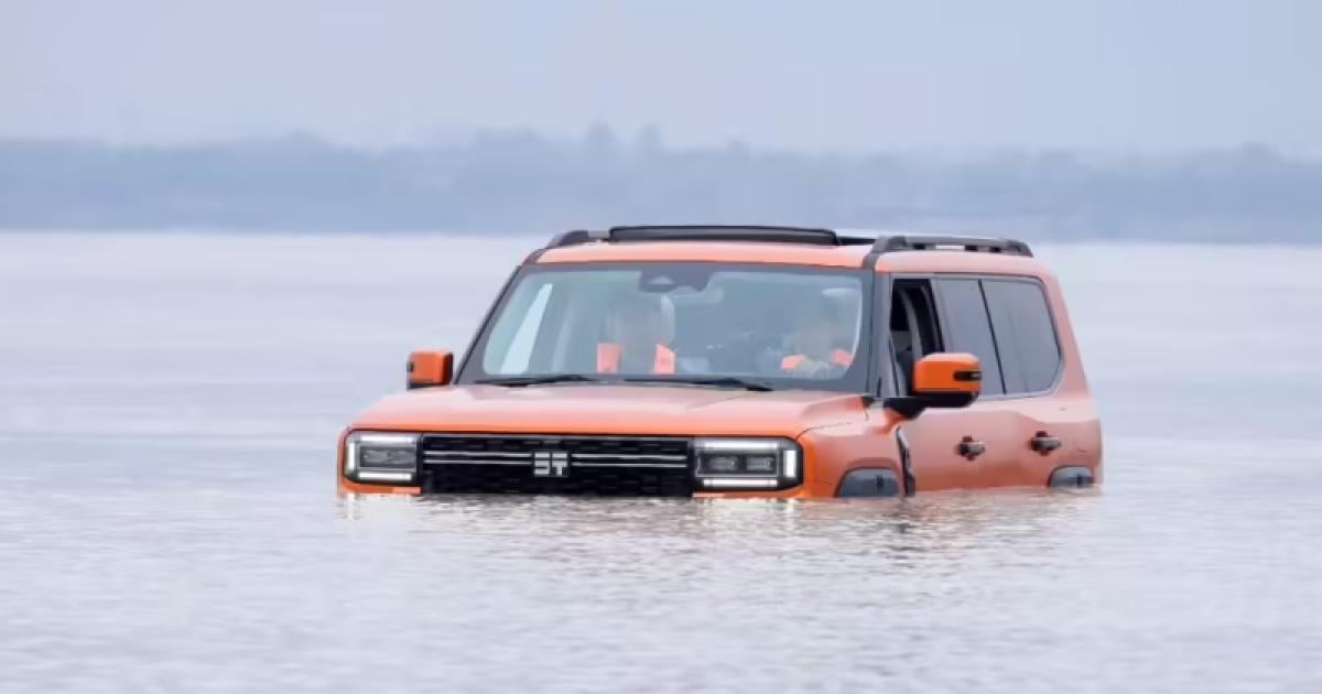 Chinesisches-SUV-durchschwimmt-1-5-km-breiten-Jangtse-Fluss