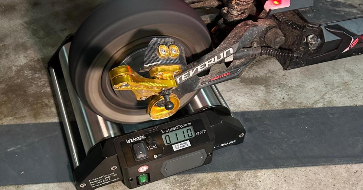 Mit-diesem-Tool-entlarvt-die-Polizei-getunte-E-Roller