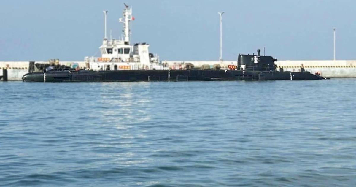 Mysteri-ses-chinesisches-Schiff-ist-halb-U-Boot-halb-Trimaran