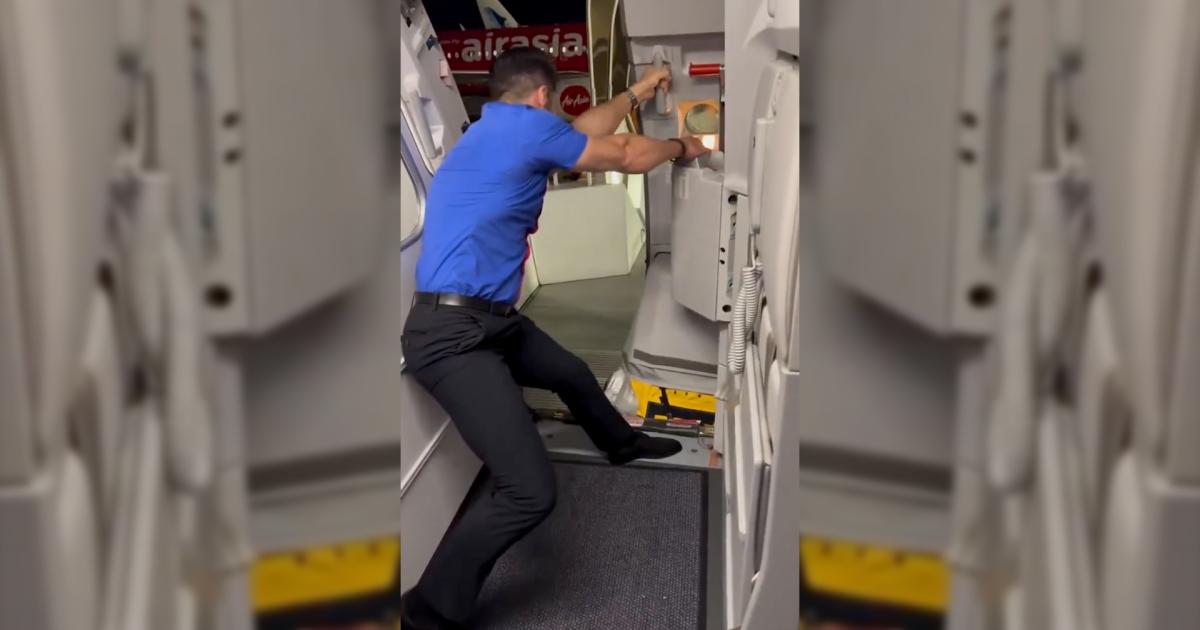 Warum-dieser-Flugbegleiter-verzweifelt-die-T-r-zuh-lt