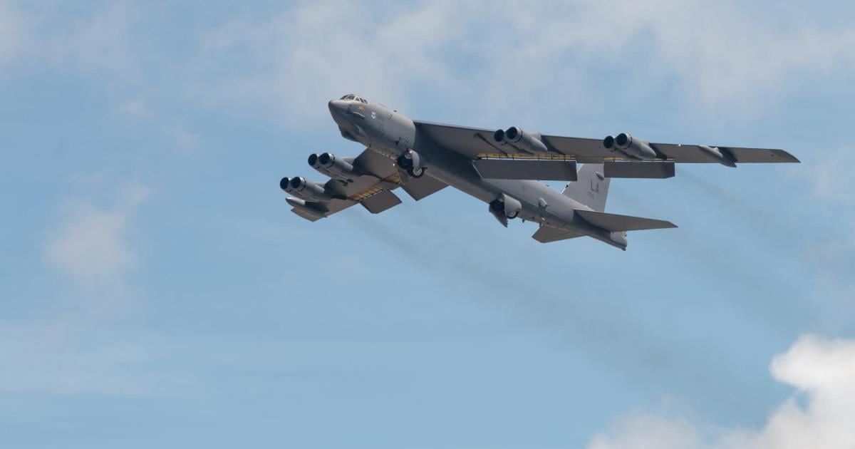 Bremsfallschirm-von-B-52-Bomber-ffnet-sich-im-Flug