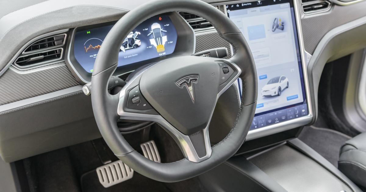 Chinesische-Tesla-Fahrer-tricksen-Autopilot-mit-Mini-Puppenk-pfen-aus
