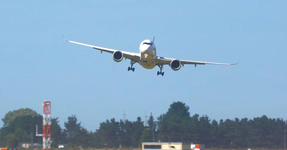 Heftiger-Wind-Airbus-A350-ger-t-in-Schr-glage-und-muss-durchstarten