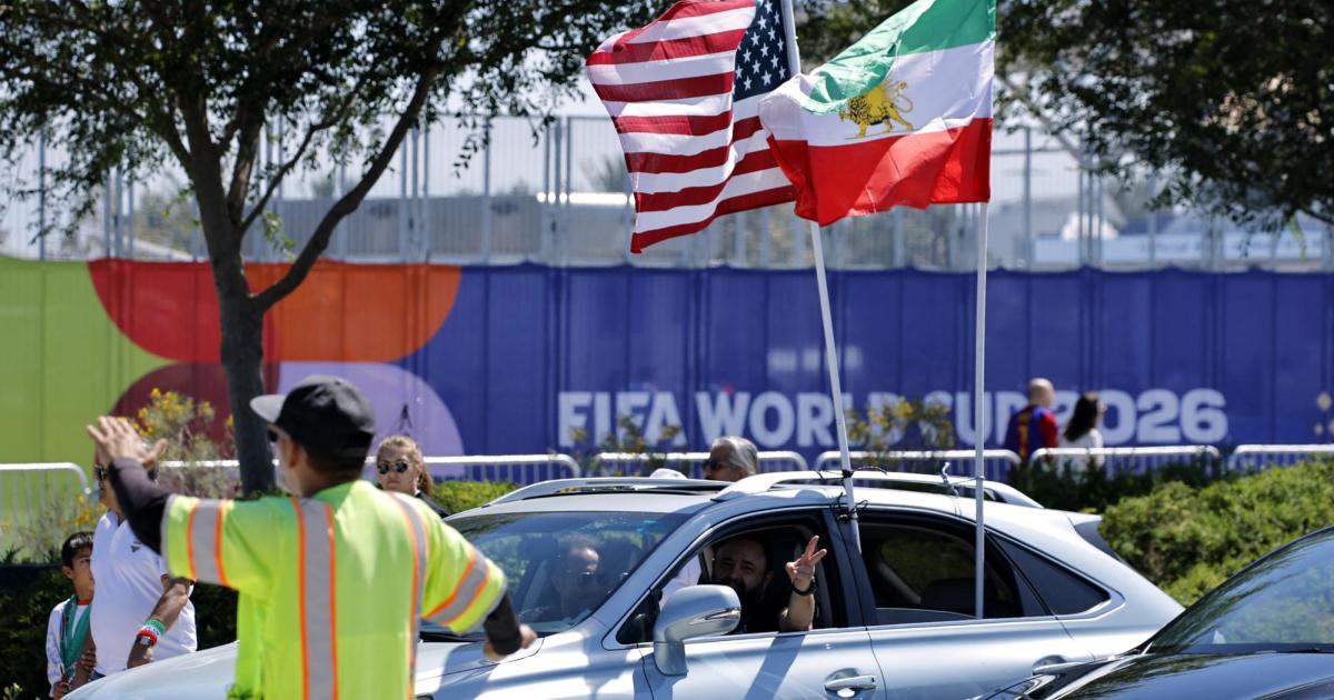Zu-Fu-ins-Stadion-Wie-unamerikanisch-