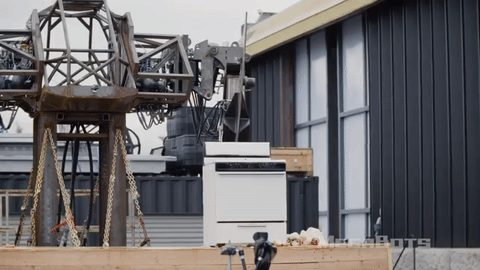 Der MegaBots MKIII beim &quot;Schneiden&quot; eines Herds