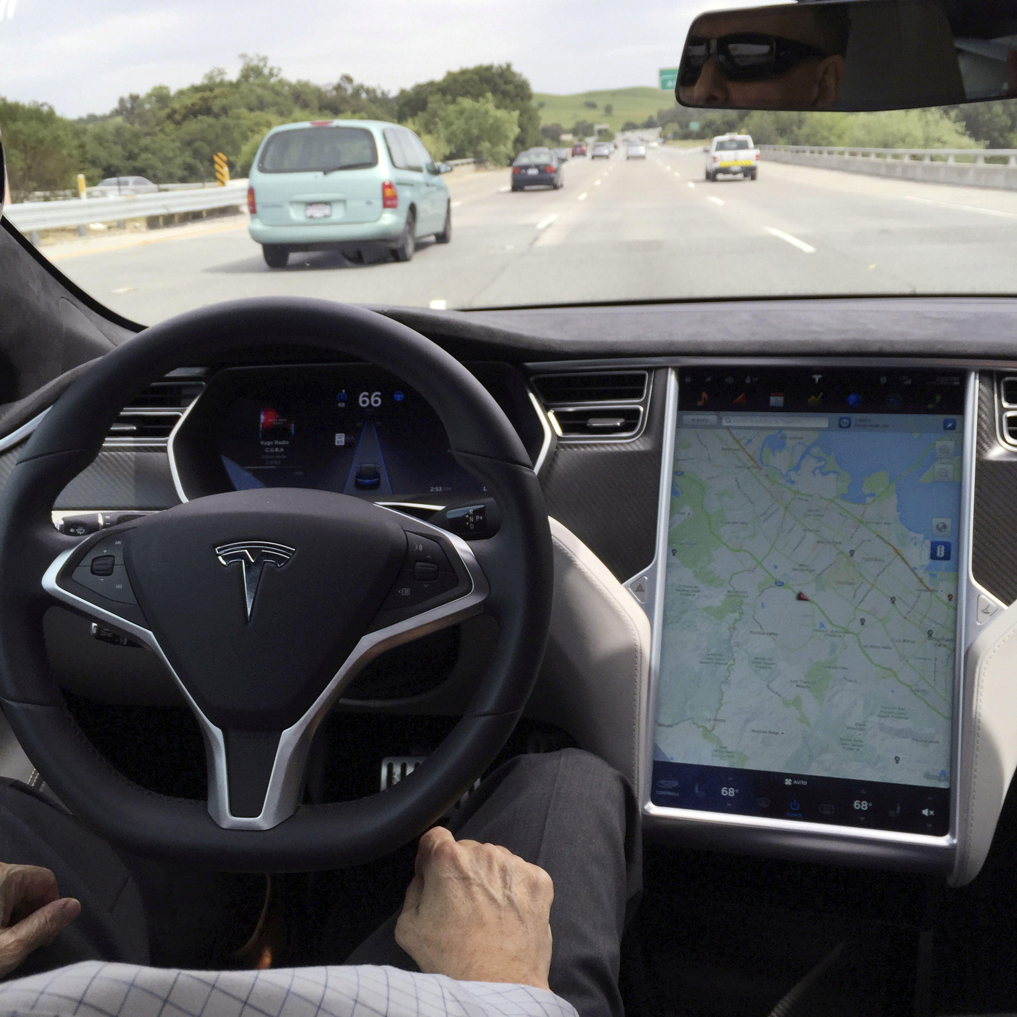 Accident data: Tesla Autopilot is safer than a year ago thumbnail
