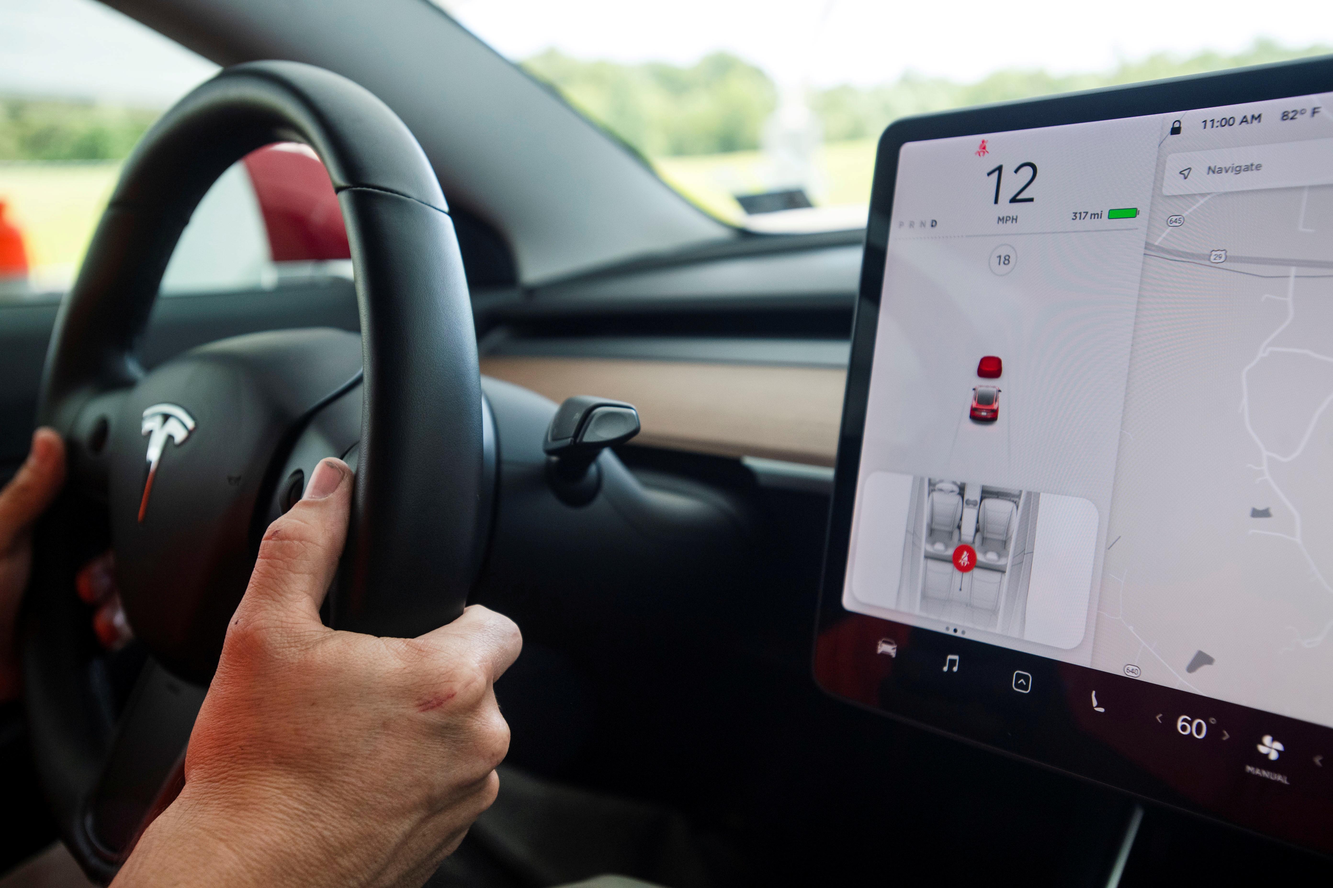 Tesla enables full self-driving in the USA thumbnail