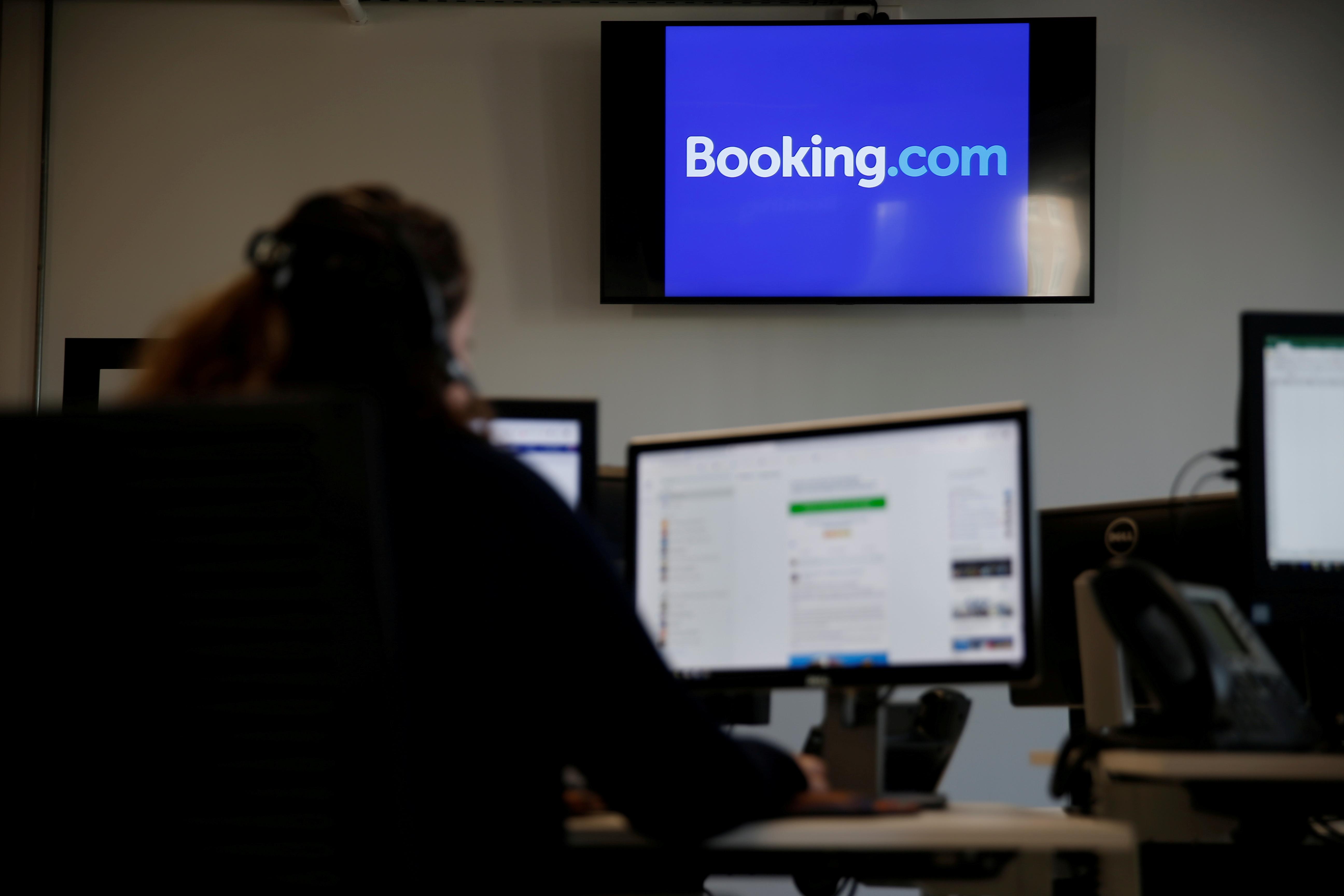 Booking.com baut tausende Mitarbeiter per Videobotschaft ab thumbnail
