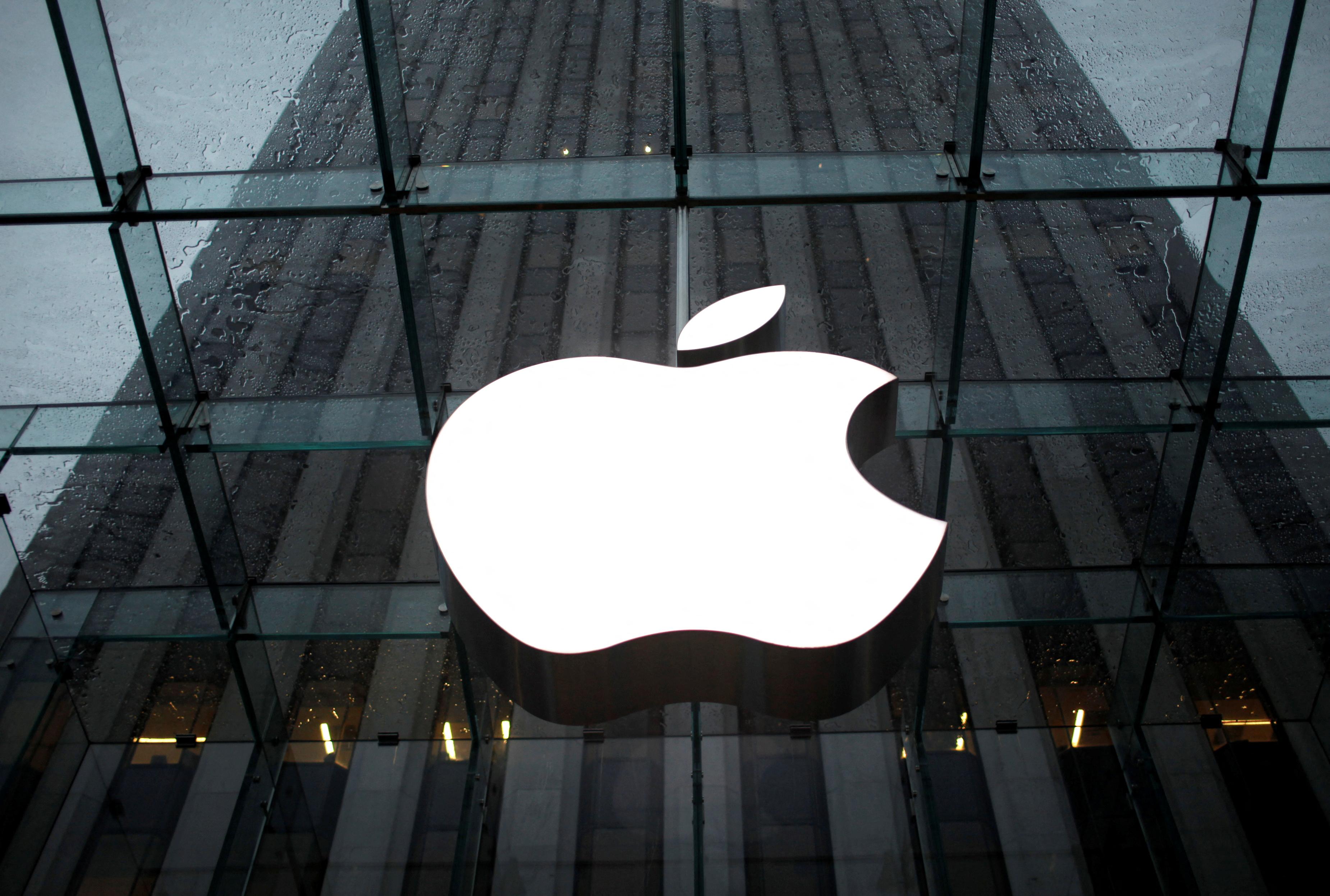 Apple surprises employees with $180,000 bonus thumbnail