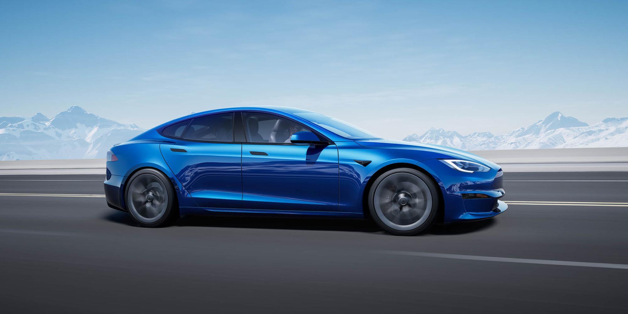 Tesla Model S startet Drag Race im Rückwärtsgang, gewinnt trotzdem thumbnail