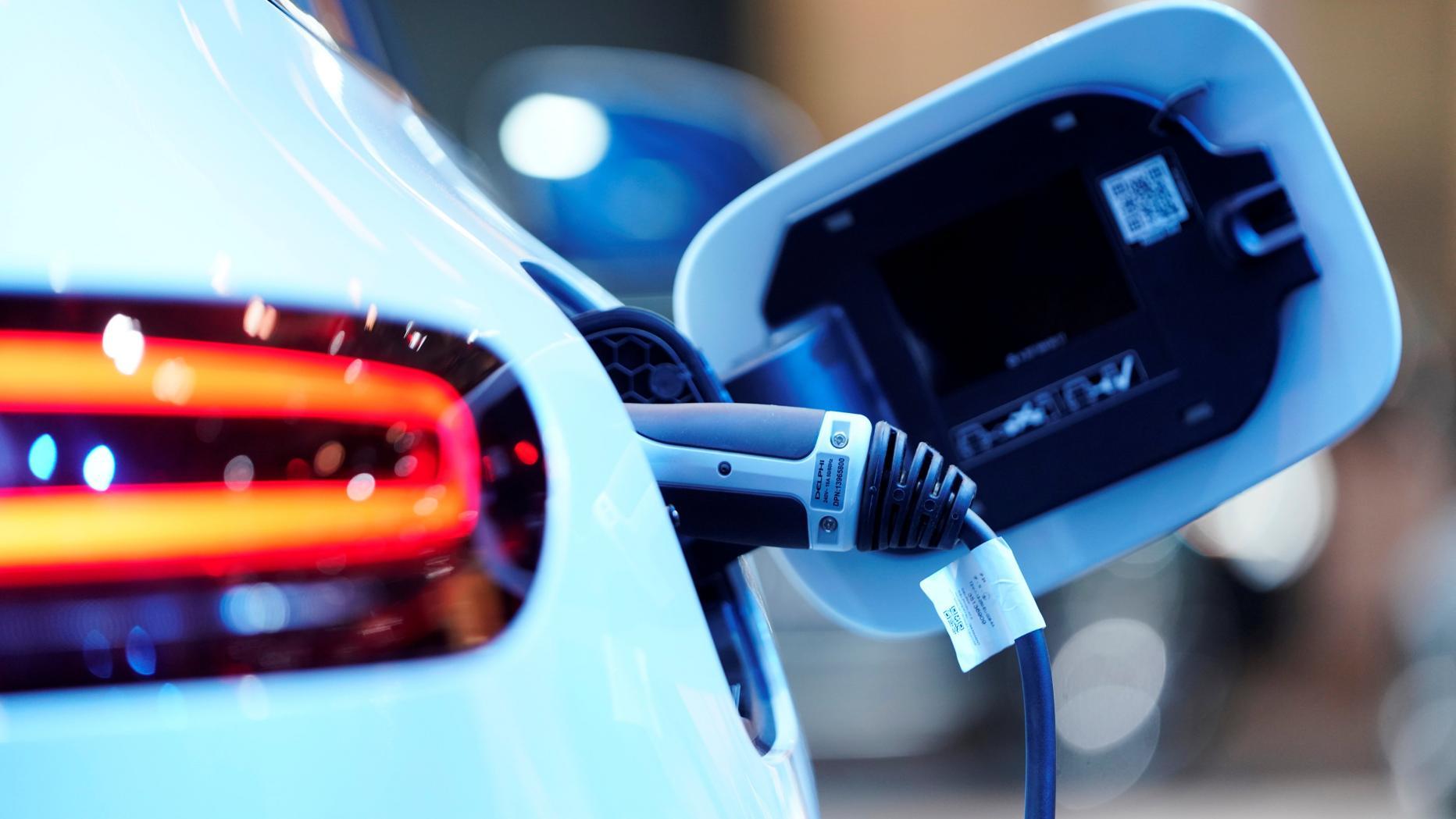 Durchbruch bei Feststoff-Akku soll Ladezeit von E-Autos deutlich kürzen thumbnail