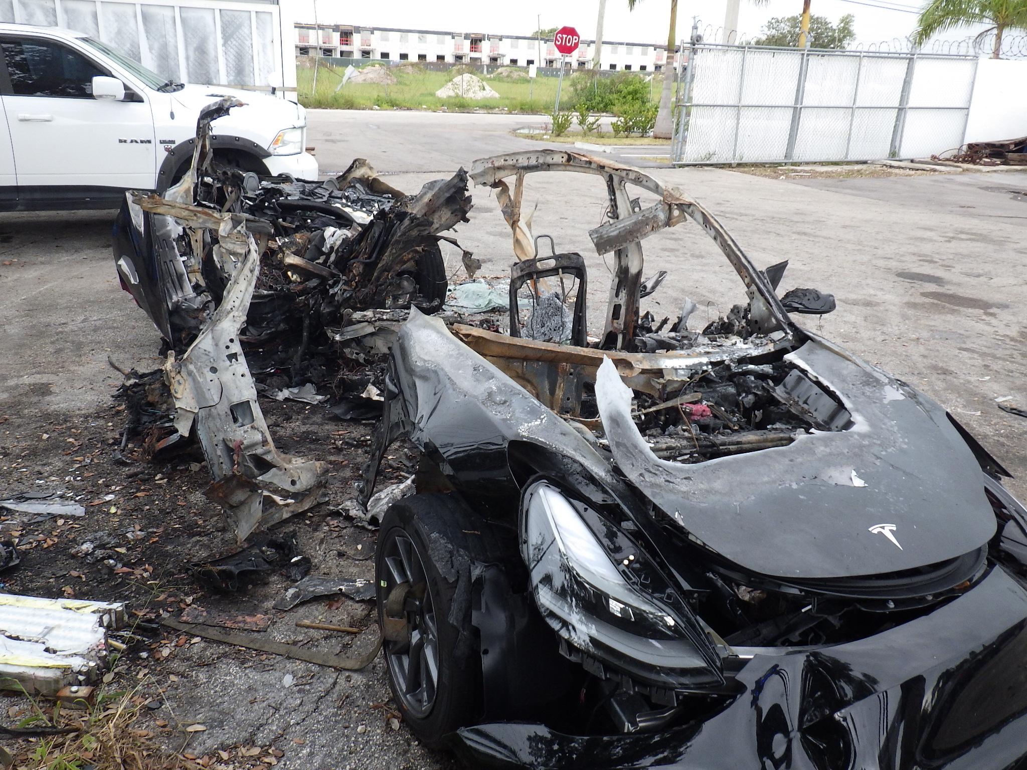 Tesla nach tödlichem Unfall verklagt thumbnail