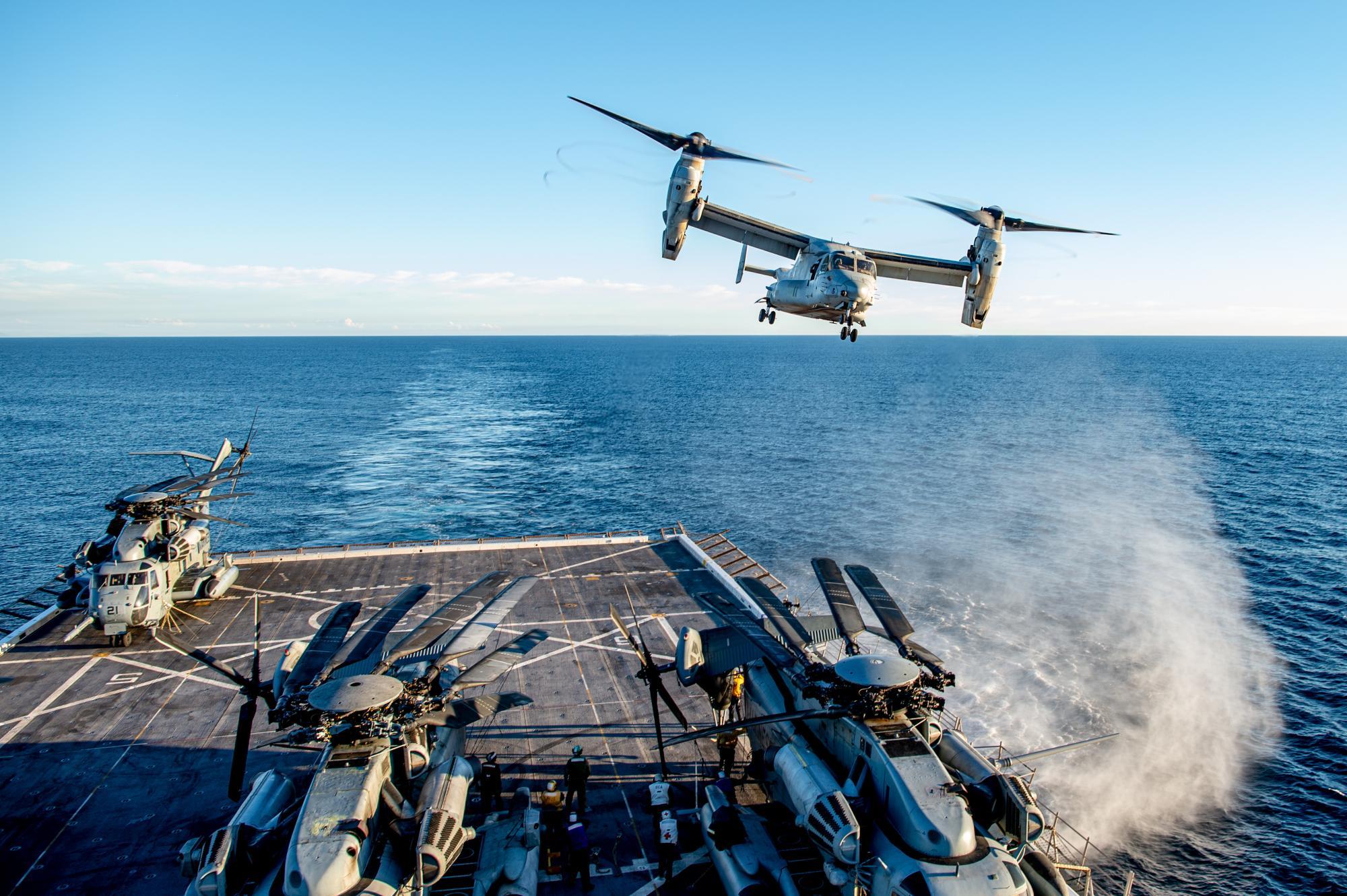 V-22 Osprey zerlegt Frachtcontainer beim Start