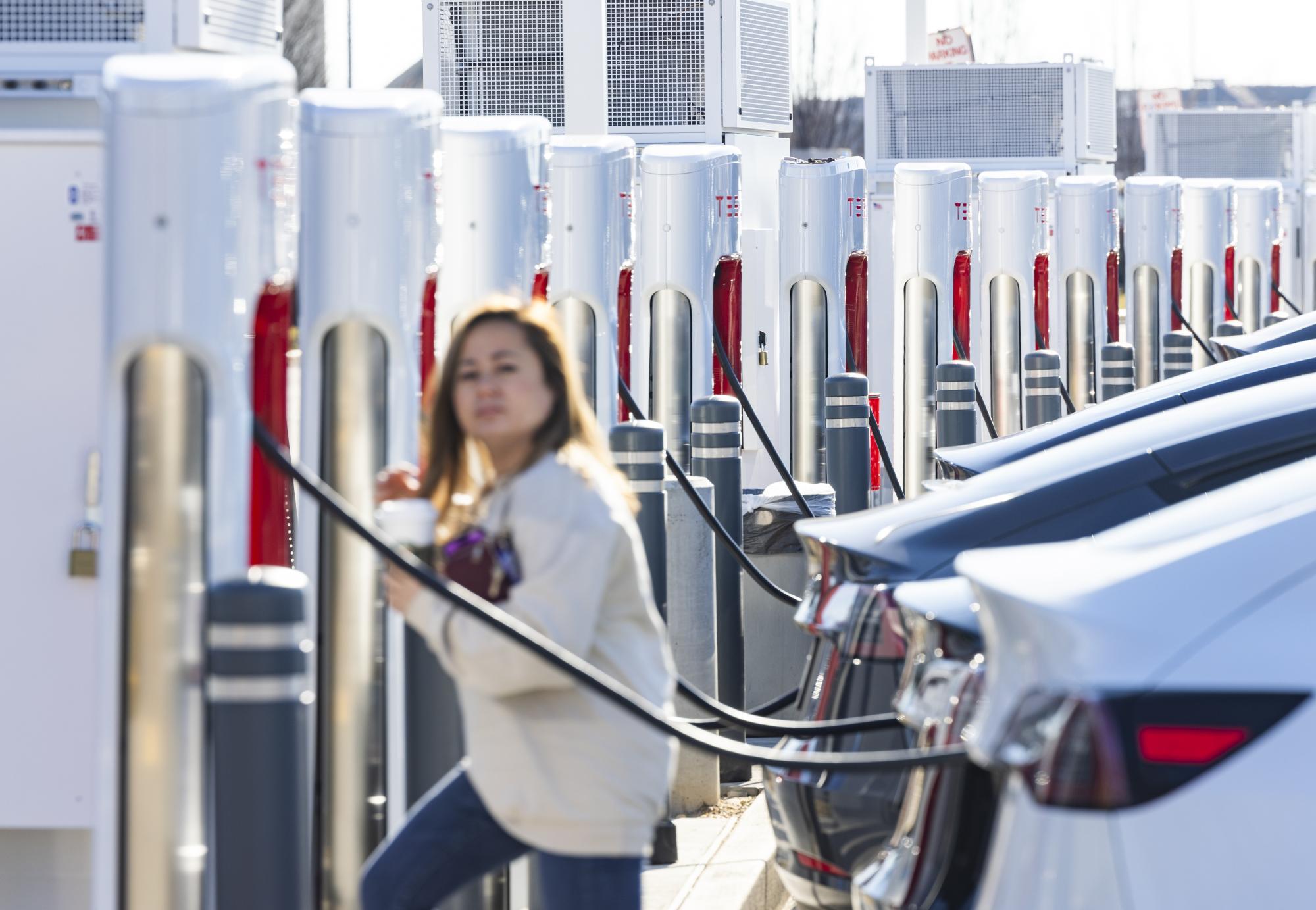 Teslas Supercharger bespritzen Kabeldiebe mit blauer Farbe