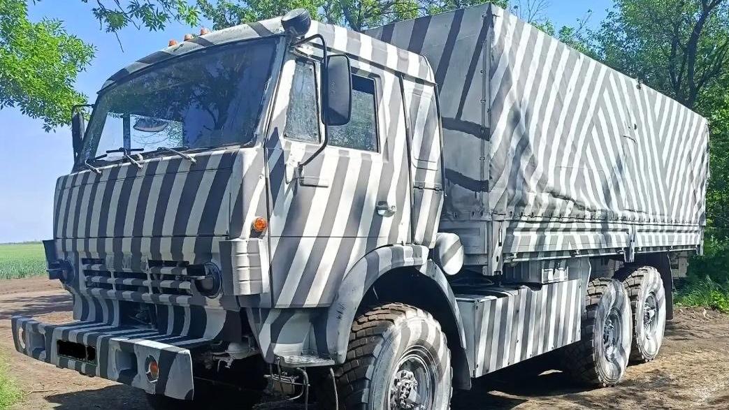 Russland will seine Trucks mit auffälligem Zebramuster „unsichtbar“ machen