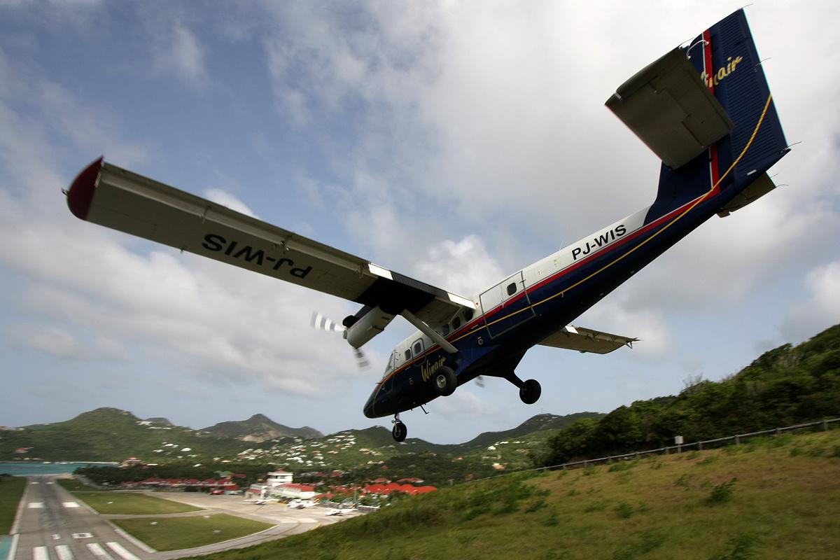 Flugzeug fliegt bei Landung nur Zentimeter über den Köpfen d