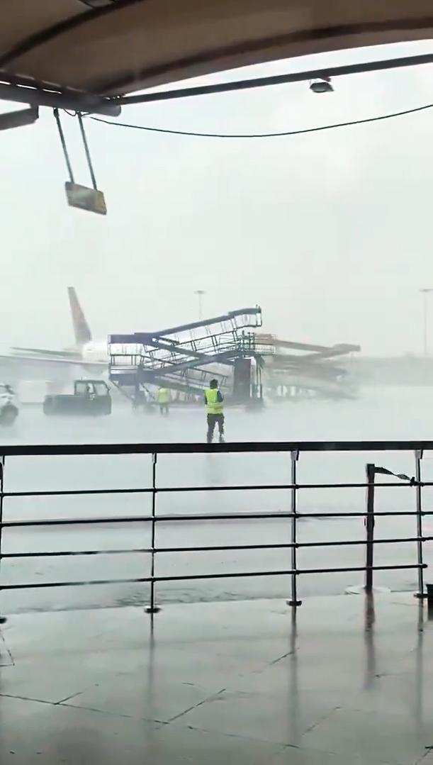 3 Flugzeuge beschädigt: Video zeigt, wie Gangway über Flugha